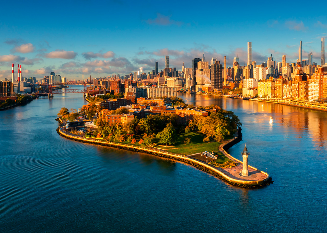 Credit Photo AndriyPhotography via Envato
Vue sur la skyline de Manhattan depuis Roosevelt Island
